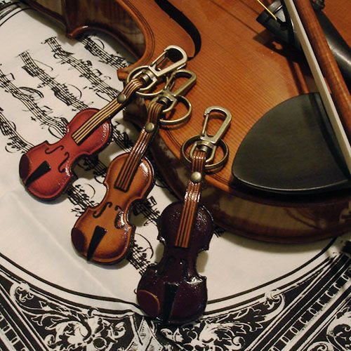 牛革仕様の大人な彩りでお洒落に佇む楽器キーホルダー バイオリン 音楽を感じる風景 インテリア雑貨 画像カタログ