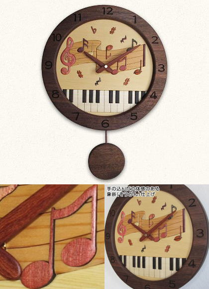 寄木細工の温かみあるピアノモチーフの木製振り子時計: 音楽を感じる