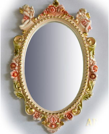 ロココ調の甘美な装飾美が印象的。オーバル型掛け鏡エンゼル 
